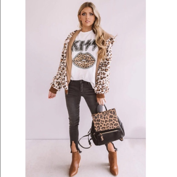 KISS Leopard Lip Printed Tee - Picture 5 of 9